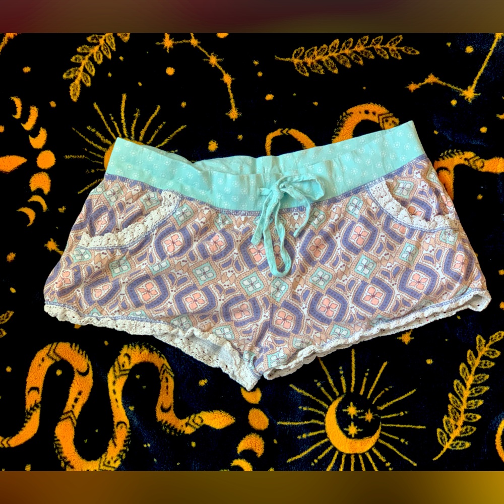 Antique pattern shorts